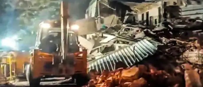 ഡല്‍ഹിയിൽ ബുൾഡോസർ രാജ്, തുർക്ക് മാൻ ഗേറ്റില്‍ അർദ്ധ രാത്രിയില്‍ ഒഴിപ്പിക്കല്‍.17 ബുള്‍ഡോസറുകള്‍ ആണ് പൊളിച്ചു നീക്കാൻ എത്തിയത്