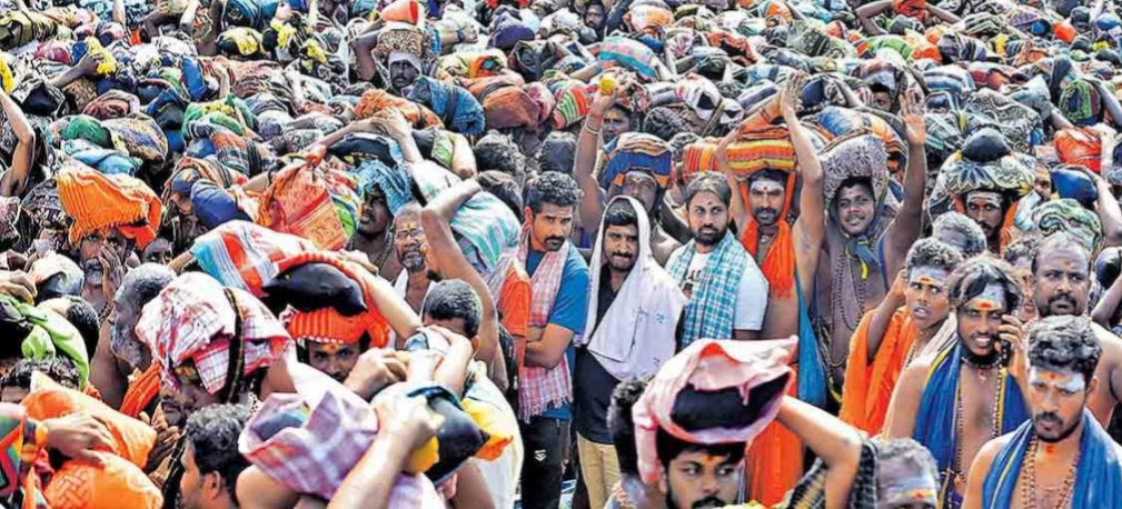 ശബരിമലയിൽ വൻ തിരക്ക്; തീർഥാടകരെ പമ്പയിൽ തടഞ്ഞു പൊലീസ്, നിയന്ത്രണങ്ങൾ കടുപ്പിക്കാൻ തീരുമാനം