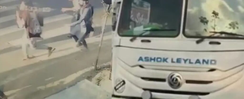 സീബ്രാലൈ നിലൂടെ റോഡ് മുറിച്ചു കടക്കുകയാ യിരുന്ന വിദ്യാർഥിനി കളെ ടോറസ് ലോറി ഇടിച്ചുതെ റിപ്പിച്ചു സി.സി, ടി വി ദൃശ്യം പുറത്ത്